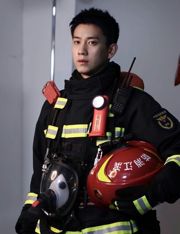 7位国产剧男星演消防员！《照亮你》陈伟霆很Man，龚俊高帅，罗云熙也演过，杨洋帅炸了-15