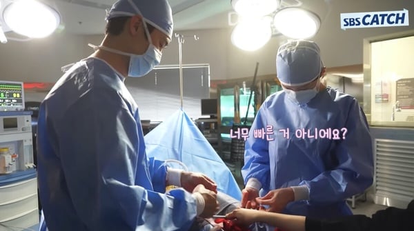 《浪漫医生金师傅3》结局幕后趣事！柳演锡和安孝燮默契好，宇镇3年来从没说过爱恩彩？-6