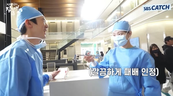 《浪漫医生金师傅3》结局幕后趣事！柳演锡和安孝燮默契好，宇镇3年来从没说过爱恩彩？-7