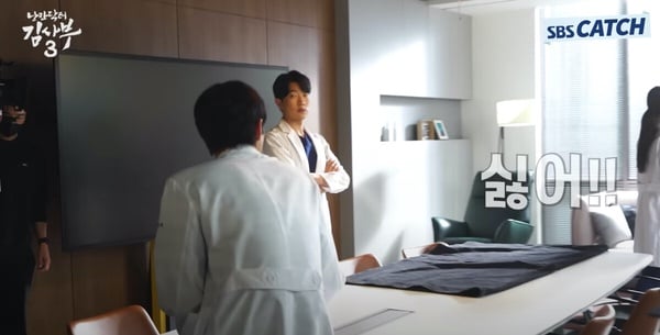 《浪漫医生金师傅3》结局幕后趣事！柳演锡和安孝燮默契好，宇镇3年来从没说过爱恩彩？-14