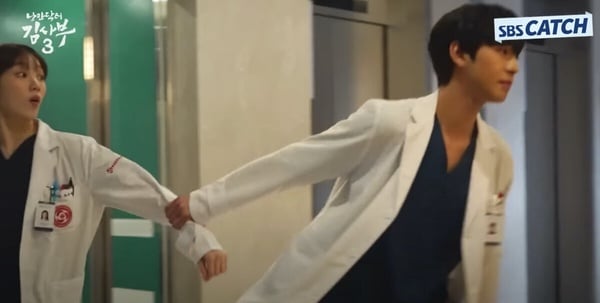 《浪漫医生金师傅3》结局幕后趣事！柳演锡和安孝燮默契好，宇镇3年来从没说过爱恩彩？-8