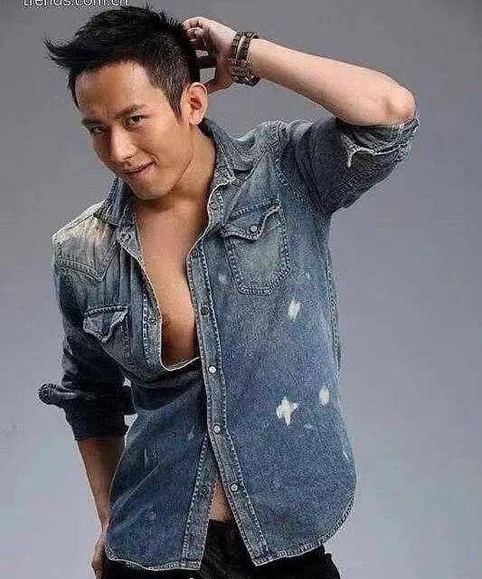 网评8位“旧照差异大”国产剧男星！张彬彬&成毅有黑历史，白敬亭以前黑，张凌赫也差蛮多-8