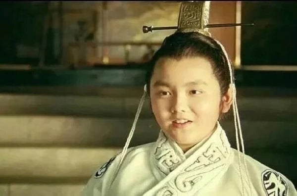 网评8位“旧照差异大”国产剧男星！张彬彬&成毅有黑历史，白敬亭以前黑，张凌赫也差蛮多-22