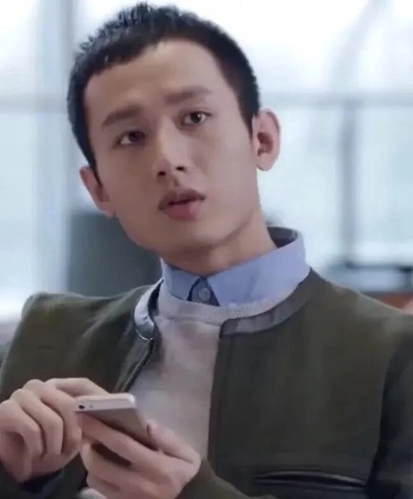 网评8位“旧照差异大”国产剧男星！张彬彬&成毅有黑历史，白敬亭以前黑，张凌赫也差蛮多-9