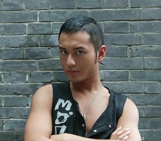 网评8位“旧照差异大”国产剧男星！张彬彬&成毅有黑历史，白敬亭以前黑，张凌赫也差蛮多-17