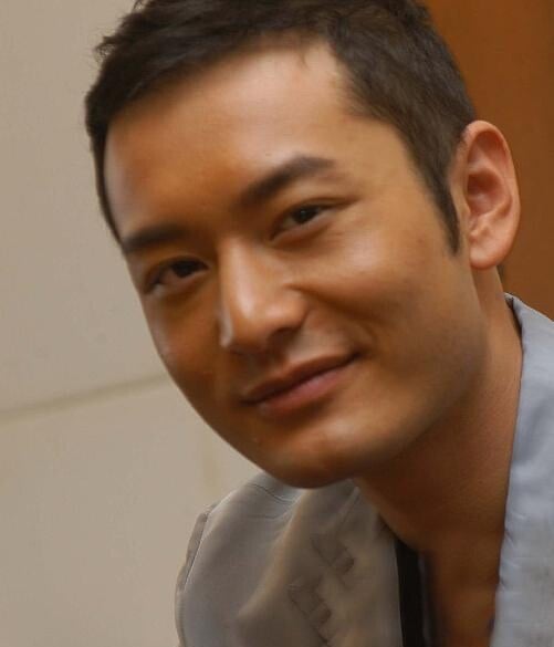 网评8位“旧照差异大”国产剧男星！张彬彬&成毅有黑历史，白敬亭以前黑，张凌赫也差蛮多-18