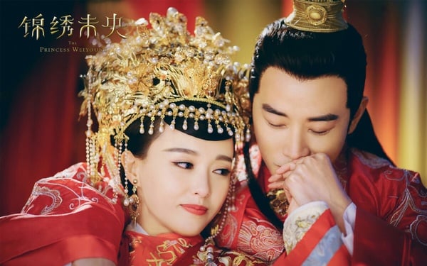 国产剧10对“真情侣”演CP！白敬亭宋轶不像在演，杨幂赵丽颖和前夫真甜过，这对尬到家了-9