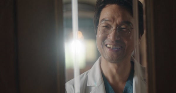 网评《浪漫医生金师傅3》结局最难忘名场面！安孝燮手拔钢筋演技太绝，这幕是神来一笔-18