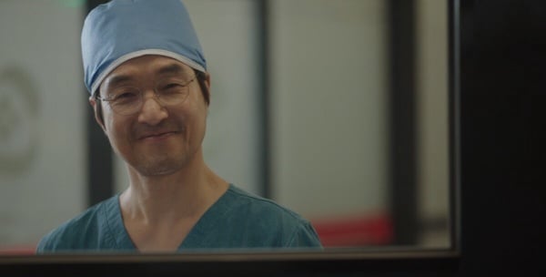 网评《浪漫医生金师傅3》结局最难忘名场面！安孝燮手拔钢筋演技太绝，这幕是神来一笔-15