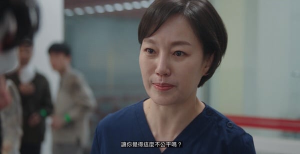 网评《浪漫医生金师傅3》结局最难忘名场面！安孝燮手拔钢筋演技太绝，这幕是神来一笔-11