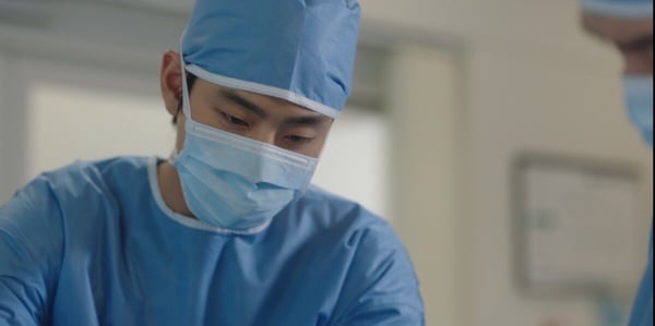 网评《浪漫医生金师傅3》结局最难忘名场面！安孝燮手拔钢筋演技太绝，这幕是神来一笔-10