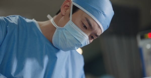 网评《浪漫医生金师傅3》结局最难忘名场面！安孝燮手拔钢筋演技太绝，这幕是神来一笔-9