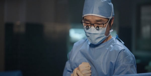 网评《浪漫医生金师傅3》结局最难忘名场面！安孝燮手拔钢筋演技太绝，这幕是神来一笔-5