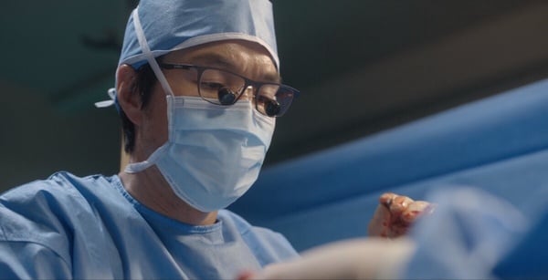 网评《浪漫医生金师傅3》结局最难忘名场面！安孝燮手拔钢筋演技太绝，这幕是神来一笔-7