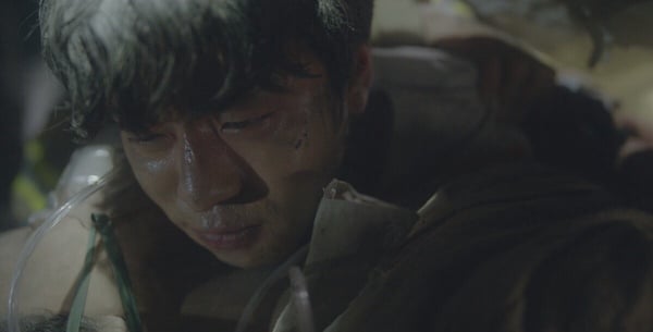 网评《浪漫医生金师傅3》结局最难忘名场面！安孝燮手拔钢筋演技太绝，这幕是神来一笔-2