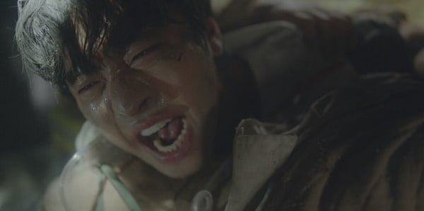 网评《浪漫医生金师傅3》结局最难忘名场面！安孝燮手拔钢筋演技太绝，这幕是神来一笔-3