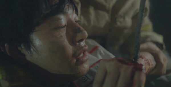 网评《浪漫医生金师傅3》结局最难忘名场面！安孝燮手拔钢筋演技太绝，这幕是神来一笔-4