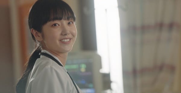 网评《浪漫医生金师傅3》结局最难忘名场面！安孝燮手拔钢筋演技太绝，这幕是神来一笔-19