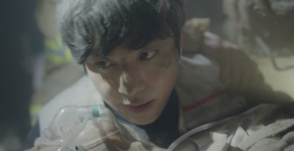 网评《浪漫医生金师傅3》结局最难忘名场面！安孝燮手拔钢筋演技太绝，这幕是神来一笔-1