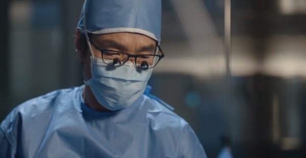 网评《浪漫医生金师傅3》结局最难忘名场面！安孝燮手拔钢筋演技太绝，这幕是神来一笔-6