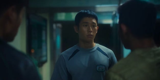 《D.P：逃兵追缉令2》25句悲愤台词：“不能用鸡蛋撞石头吗？破了也会留痕迹！”-3