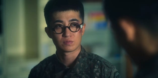 《D.P：逃兵追缉令2》25句悲愤台词：“不能用鸡蛋撞石头吗？破了也会留痕迹！”-4