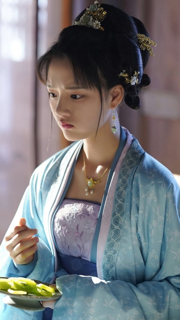 9位国产剧女星“颜值巅峰妆造”！《玉骨遥》任敏没《清平乐》美，而她只惊艳1次就走下坡-2