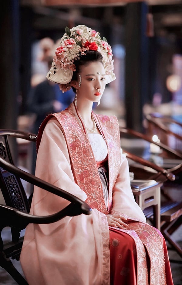 9位国产剧女星“颜值巅峰妆造”！《玉骨遥》任敏没《清平乐》美，而她只惊艳1次就走下坡-8
