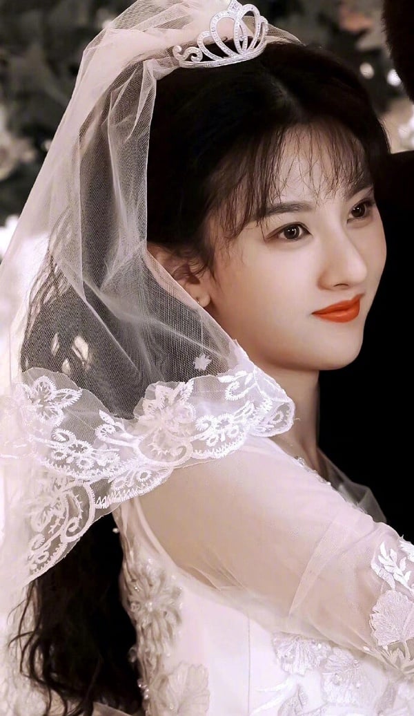 9位国产剧女星“颜值巅峰妆造”！《玉骨遥》任敏没《清平乐》美，而她只惊艳1次就走下坡-24