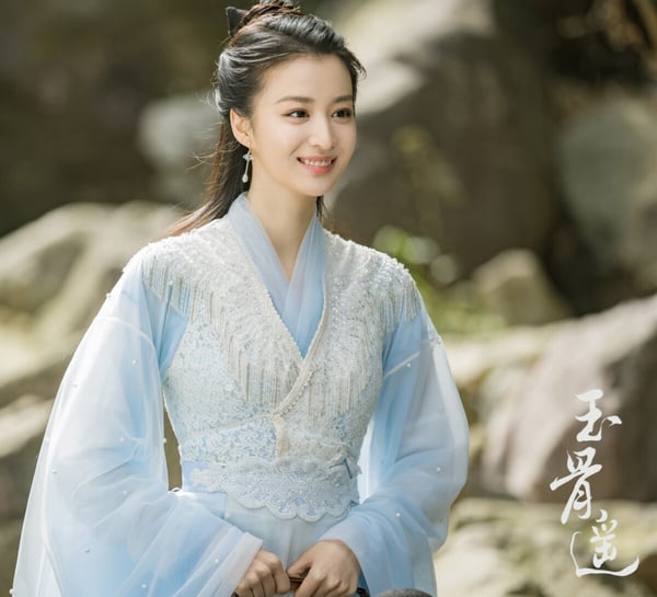 9位国产剧女星“颜值巅峰妆造”！《玉骨遥》任敏没《清平乐》美，而她只惊艳1次就走下坡-6