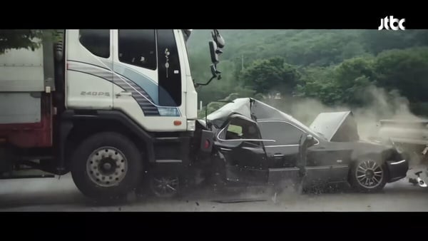 卡车撞轿车成韩剧标配？《绝世网红》《今生也请多指教》都出现，宋仲基也被撞！-8
