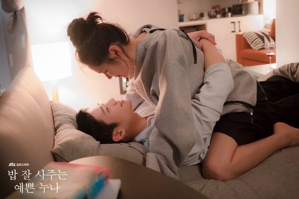 网评韩剧7个“最欲吻戏”！《欢迎来到王之国》俊昊&允儿深吻2分钟，这部吻戏破3亿观看-17