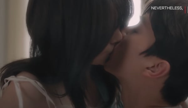 网评韩剧7个“最欲吻戏”！《欢迎来到王之国》俊昊&允儿深吻2分钟，这部吻戏破3亿观看-16