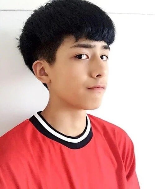 8位“旧照没差别”国产剧男星！《偷偷藏不住》陈哲远可爱，吴磊等比例放大，杨洋真的帅-19