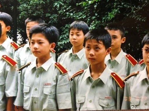 8位“旧照没差别”国产剧男星！《偷偷藏不住》陈哲远可爱，吴磊等比例放大，杨洋真的帅-2
