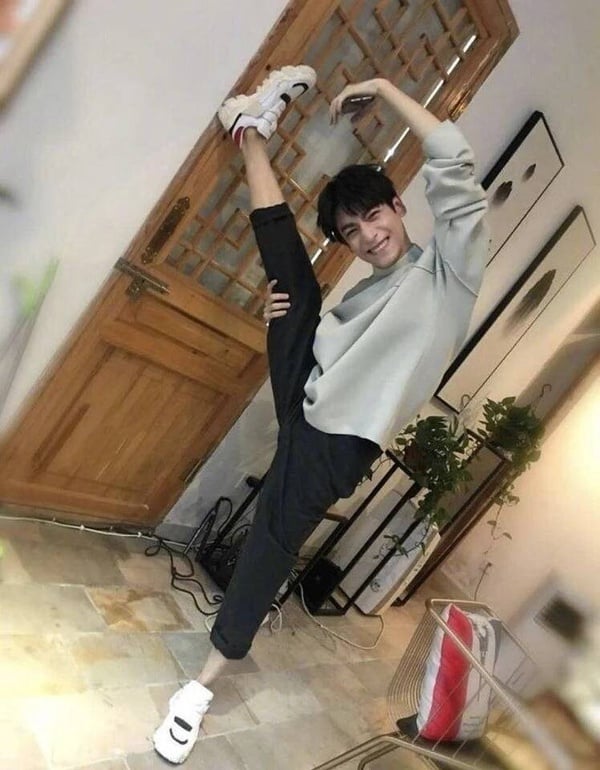 8位“旧照没差别”国产剧男星！《偷偷藏不住》陈哲远可爱，吴磊等比例放大，杨洋真的帅-30