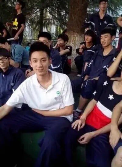 8位“旧照没差别”国产剧男星！《偷偷藏不住》陈哲远可爱，吴磊等比例放大，杨洋真的帅-17