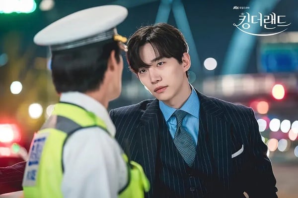 网评口碑爆棚却看不下去韩剧！《王之国》太老套，《机医》上榜，这部被誉为神剧也难逃-4