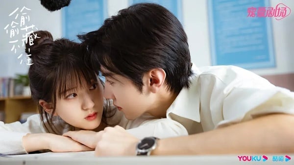 9位百搭体质国产剧女星！《偷偷藏不住》赵露思搭男搭女都有火花，她搭小19岁鲜肉无违和-1