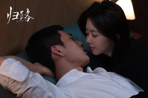 9位百搭体质国产剧女星！《偷偷藏不住》赵露思搭男搭女都有火花，她搭小19岁鲜肉无违和-5