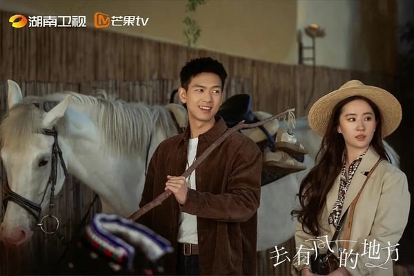 9位百搭体质国产剧女星！《偷偷藏不住》赵露思搭男搭女都有火花，她搭小19岁鲜肉无违和-16