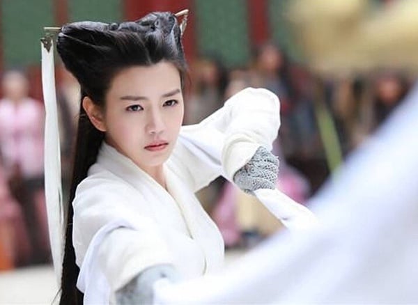 网评7位“不适合古装”国产剧女星！《玉骨遥》任敏被嘲，迪丽热巴评价两极，马思纯真的怪-8