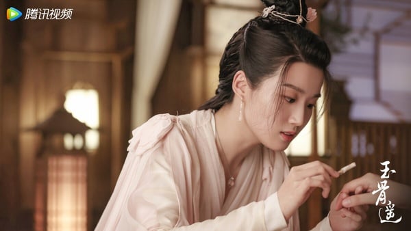 网评7位“不适合古装”国产剧女星！《玉骨遥》任敏被嘲，迪丽热巴评价两极，马思纯真的怪-5