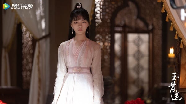 网评7位“不适合古装”国产剧女星！《玉骨遥》任敏被嘲，迪丽热巴评价两极，马思纯真的怪-2