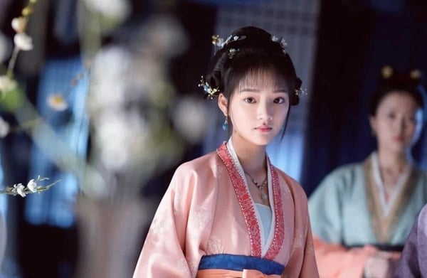 网评7位“不适合古装”国产剧女星！《玉骨遥》任敏被嘲，迪丽热巴评价两极，马思纯真的怪-1