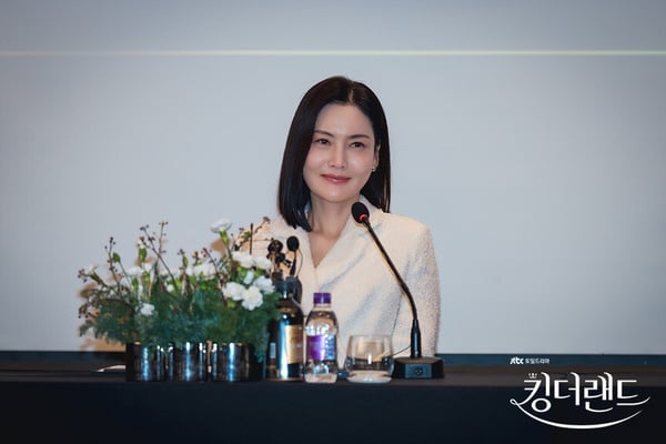 《欢迎来到王之国》7位配角戏外秘密！平和拍过航空广告，卢科长竟是隐藏好歌喉-11