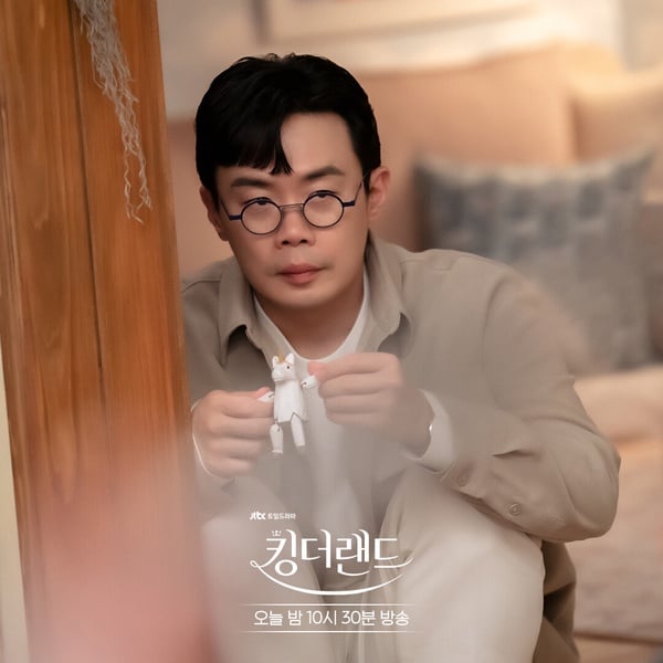 《欢迎来到王之国》7位配角戏外秘密！平和拍过航空广告，卢科长竟是隐藏好歌喉-1