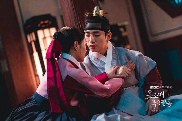 网评8位“很会演爱情剧”韩剧演员！《欢迎来到王之国》俊昊演技藏细节，而他太让人心动-3