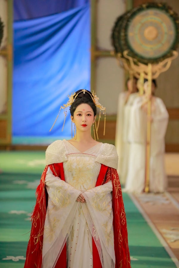 古装剧8位女主穿回女装惊艳全场！杨紫《长相思》看呆4男人，热巴美翻吴磊，杨幂是真美-6