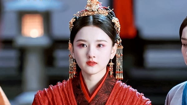 古装剧8位女主穿回女装惊艳全场！杨紫《长相思》看呆4男人，热巴美翻吴磊，杨幂是真美-24